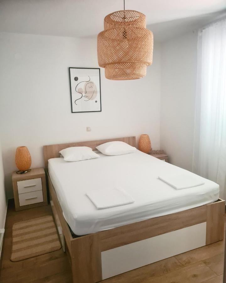 Hello Sunshine - Apartment On The Beach Zubovići Eksteriør billede